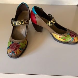 NEW SOCOFY retro, leather Mary Jane style shoe with floral multicolored design.